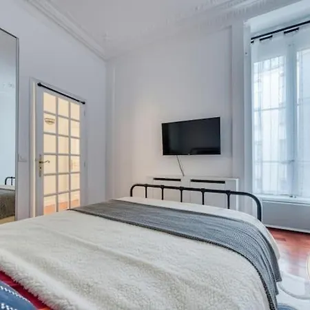 Luxury View On Arc Of Triumph 파리